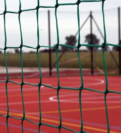 Ochranné siete (lapače lôpt) vyrobené z tvrdého polyetylénu s uzlami, hrúbka väzby od 3 do 5 mm, k dispozícii rôzne veľkosti ôk