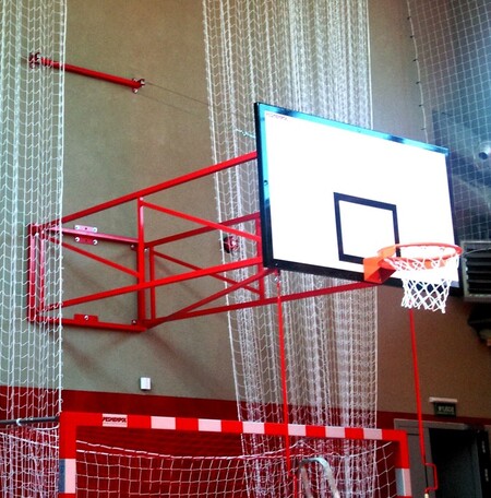 Sklápacia basketbalová konštrukcia s kotviacimi lanami, dosah od steny 340 - 440 cm