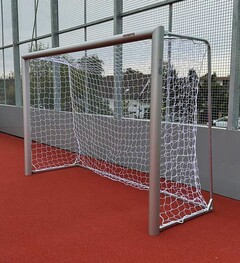 Hliníkové mini futbalové bránky, rozmery 3x2 m, so sklopnými oblúkmi, hlavný rám z hliníkového profilu 120x100 mm, montáž do puzdier zapustených do zeme (puzdra