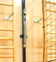 Viacúčelové stĺpy na volejbal s uchytením o stenu