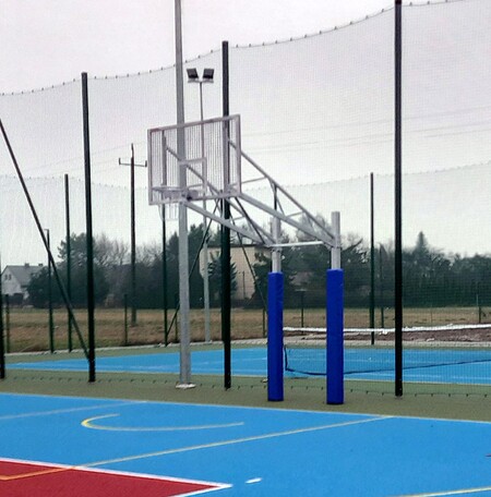 Dvojstĺpová basketbalová konštrukcia pre dosku s rozmermi 105 x 180 cm, trvalo namontovaná