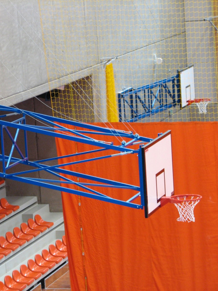 Basket. konštrukcia skladaná hore k stene, ovládaná cez elektromotor, rameno do 200 cm