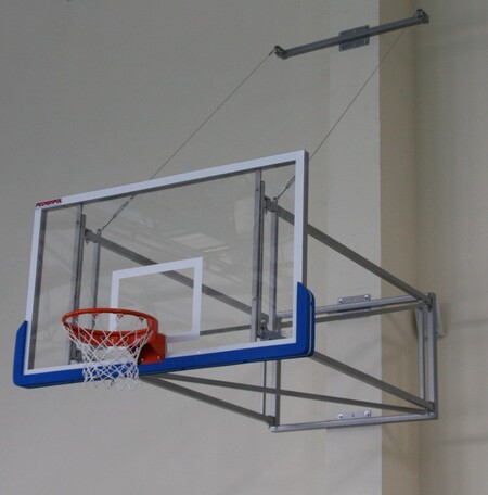 Sklápacia basketbalová konštrukcia s kotviacimi lanami, dosah od steny 230 - 330 cm