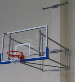 Sklápacia basketbalová konštrukcia s kotviacimi lanami, dosah od steny 230 - 330 cm