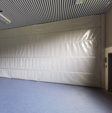 Dvojvrstvová deliaca clona, vyrobená z PVC panelov, spojená systémom keder pomocou hliníkových systémových profilov