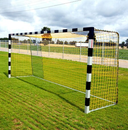 Hliníková futbalová bránka s rozmermi 5x2m so zosilneným profilom 80x80mm, skladacími oblúkmi, predĺženými puzdrami. Hlavný rám bránky je v rohoch spojený špeci