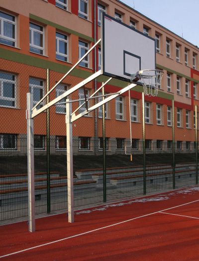 Basketbalová konštrukcia dvojstĺpová, pozinkovaná, rameno 1,2 m, pre veľkosť tabule 105x180cm, upevnená do montážnych puzdier s krytom