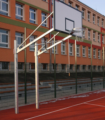 Basketbalová konštrukcia dvojstĺpová, pozinkovaná, rameno 1,2 m, pre veľkosť tabule 105x180cm, upevnená do montážnych puzdier s krytom