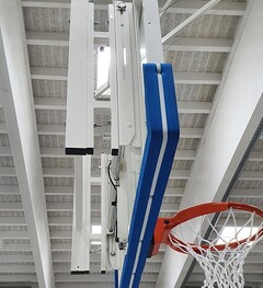 Elektrický mechanizmus nastavenia výšky basketbalovej dosky s rozmermi 105 x 180 cm