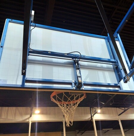 Elektrický mechanizmus nastavenia výšky basketbalovej dosky s rozmermi 90 x 120 cm