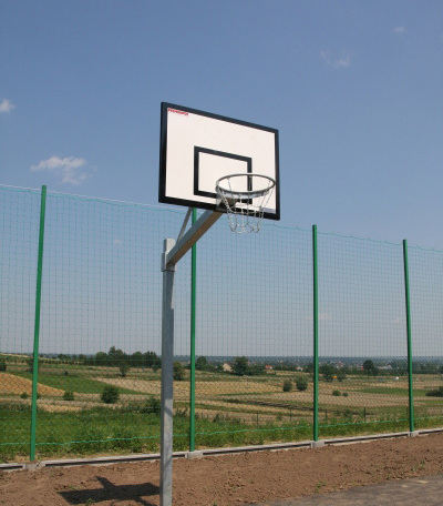 Basketbalová konštrukcia jednostĺpová s ramenom 1,2 m, pre veľkosť tabule 105x180cm, montovaná do montážnych puzdier