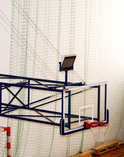 Basketbalová konštrukcia skladaná hore k stene, diaľkovo ovládaná cez elektromotor, rameno od 200cm do 400cm