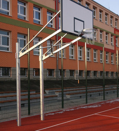 Basketbalová konštrukcia dvojstĺpová s ramenom 1,2 m, pre veľkosť tabule 105x180 cm.