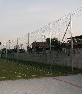 Stĺp hliníkový na uchytenie ochranných sietí na vonkajšie ihrisko, výška 4 m