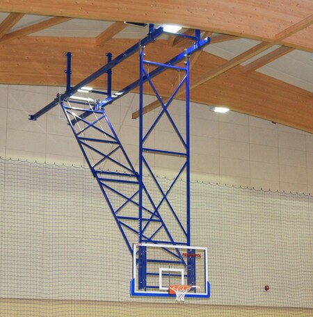 Basketbalová konštrukcia závesná s el. pohonom, namontovaná vo výške 9 m až 10,5 m