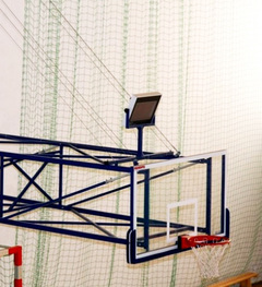 Basketbalová konštrukcia skladaná hore k stene, diaľkovo ovládaná cez elektromotor, rameno od 400 cm do 550 cm