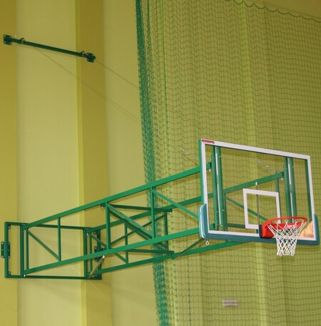 Sklápacia basketbalová konštrukcia s kotviacimi lanami, dosah od steny 450 - 550 cm