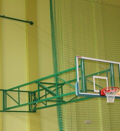 Sklápacia basketbalová konštrukcia s kotviacimi lanami, dosah od steny 450 - 550 cm