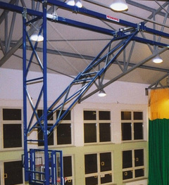 Basketbalová konštrukcia závesná, diaľkovo ovládaná cez elektromotor, skladanie vpred