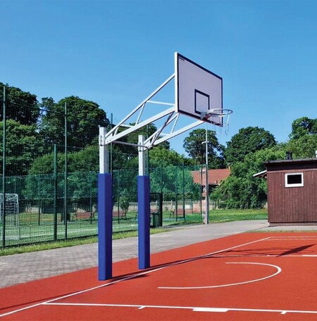 Dvojstĺpová basketbalová konštrukcia pre dosku s rozmermi 105 x 180 cm, upevnená v puzdrach