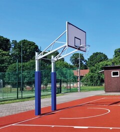 Dvojstĺpová basketbalová konštrukcia pre dosku s rozmermi 105 x 180 cm, upevnená v puzdrach