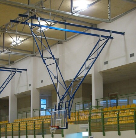 Basketbalová konštrukcia závesná s el. pohonom, namontovaná vo výške 9 m, 2 upevňovacie body