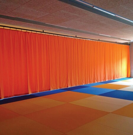 Deliaci záves nepriehľadný