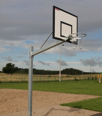 Basketbalová konštrukcia jednostĺpová s ramenom 1,2 m, pre veľkosť tabule 90x120cm, montovaná do montážnych puzdier