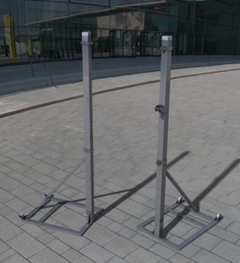 Prenosné volejbalové stĺpy na rámovom podstavci s kolieskami
