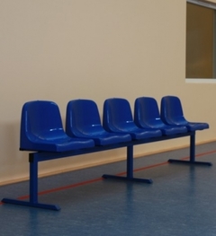 Prenosná lavica s plastovými sedadlami